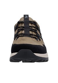 Scarpe sportive marroni e nere con tomaia in camoscio e rete, punta rinforzata, lacci elastici e suola in gomma testurizzata per una buona aderenza.