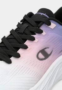 Λευκό και λεβαντίνι αθλητικό παπούτσι με μαύρα κορδόνια και λεπτομέρειες. Υφασμάτινο επάνω μέρος με διαβαθμισμένο σχέδιο και μαύρο λογότυπο Champion.