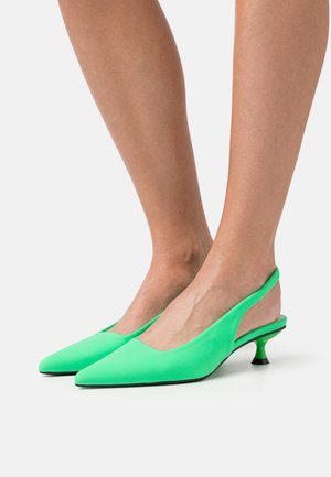 Décolleté verde con tacco kitten basso, dalla punta affusolata, realizzate in materiale liscio, con un design minimalista e senza motivi visibili.