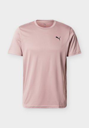 Camiseta Puma rosa claro de manga corta con cuello redondo y pequeño logo negro de Puma en el lado izquierdo del pecho.