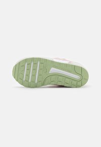 Nike Sportswear NIKE MD VALIANT (TDV) - Sapatilhas - summit white/pink gaze/honeydew