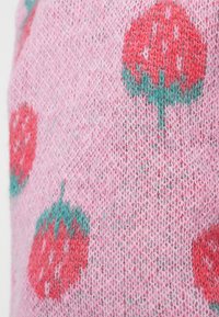 Πλεκτό ύφασμα με ροζ φόντο, κομμένο από κόκκινα μοτίβα φράουλας και πράσινα φύλλα, που παρουσιάζει απαλή, υφή εμφάνιση.