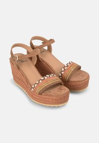 Bruine wedge sandalen met gevlochten banden, een gestructureerde geweven middenzool, een verstelbare enkelriem en een glad voetbed.