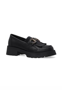 Zwarte leren loafer met een chunky zool, voorzien van een decoratieve gesp en franjes aan de voorkant. Gladde textuur en ronde vorm.