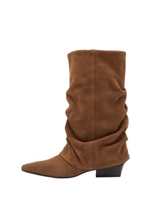 Botte mi-mollet marron en daim décontractée avec bout pointu et petit talon empilé, vue de côté sur fond blanc.