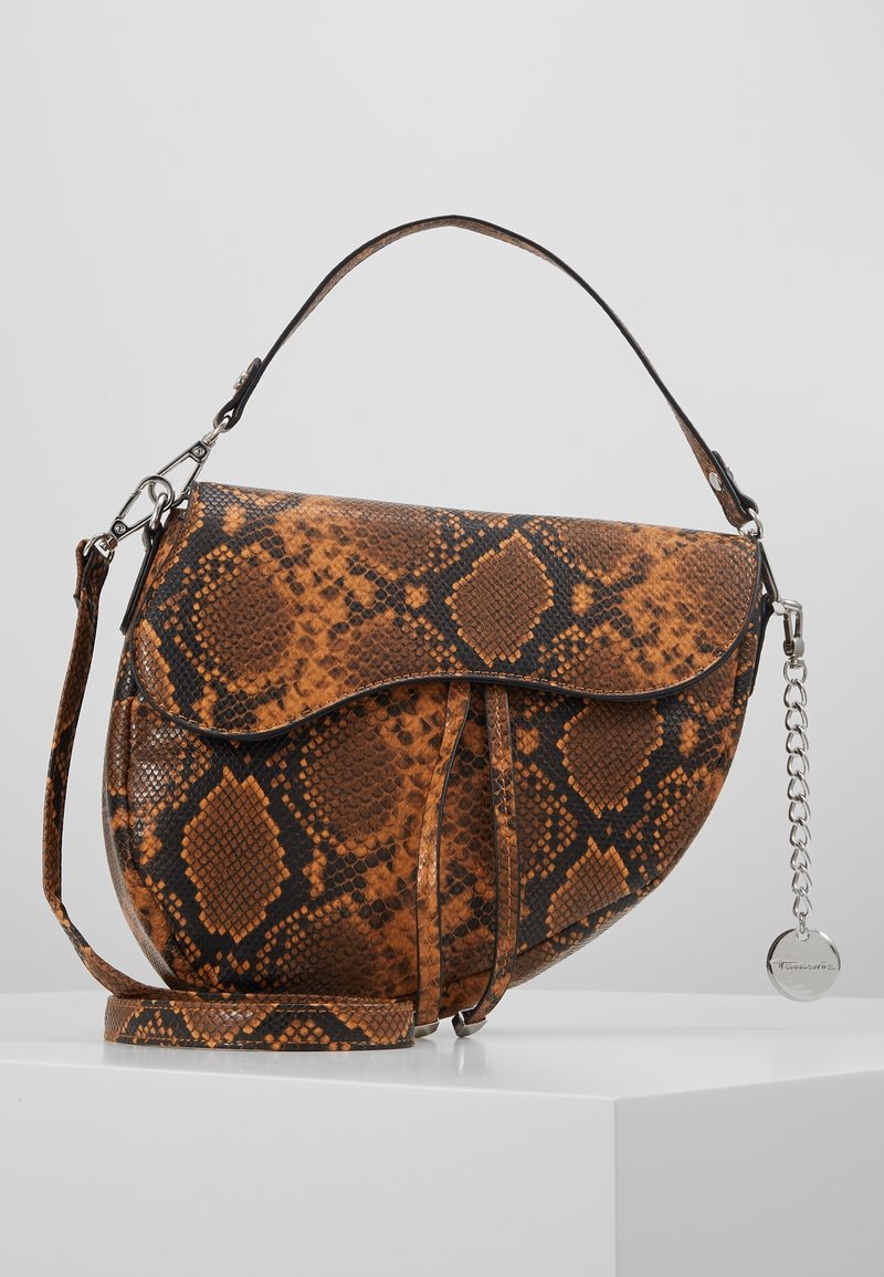Sac à main en simili-cuir imprimé serpent marron et noir, de forme incurvée, avec fermeture à rabat et bandoulière amovible ornée d'un accent chaîne.
