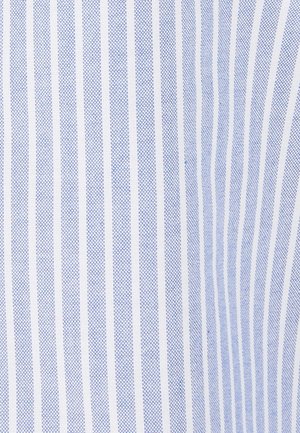 Tissu à rayures en bleu clair et blanc. Présente de fines rayures verticales avec un tissage texturé, créant un effet dimensionnel subtil.