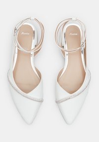 Chaussures à talons blancs, à bout pointu et ouvertes au dos, ornées d'un accent scintillant en strass sur le dessus et de fines brides de cheville. Fini lisse et mat.