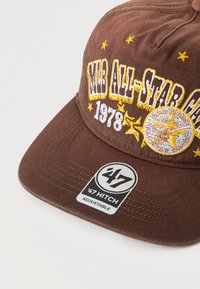 Καφέ ρυθμιζόμενο καπέλο μπέιζμπολ με κίτρινη και λευκή κεντημένη επιγραφή "All-Star Game 1978" και έμβλημα αστεριού στην μπροστινή πλευρά.