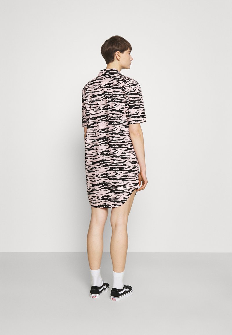 Damen Freizeitkleider | Dickies PILLAGER DRESS Blusenkleid light pink/pink - TO67416 Damen Freizeitkleider | Dickies PILLAGER DRESS Blusenkleid light pink/pink - TO67416