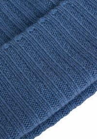 Tessuto blu lavorato a maglia con una texture a coste orizzontali e leggere variazioni. Materiale morbido e di peso medio con un motivo uniforme.