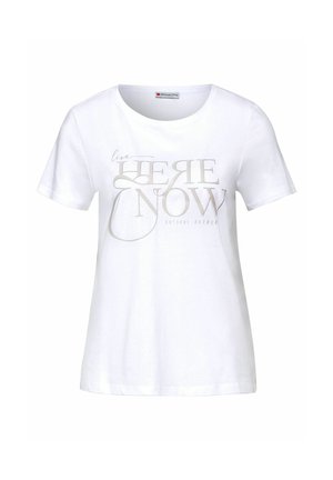 Biały bawełniany t-shirt z krótkim rękawem, z beżowym nadrukiem tekstowym "live HERE NOW" oraz "NATURAL RETREAT" umieszczonym centralnie.