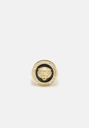 Gouden ring met een leeuwenkopontwerp, een zwart emaille centrum en omliggende tekst met kleine heldere rhinestones ingebed.
