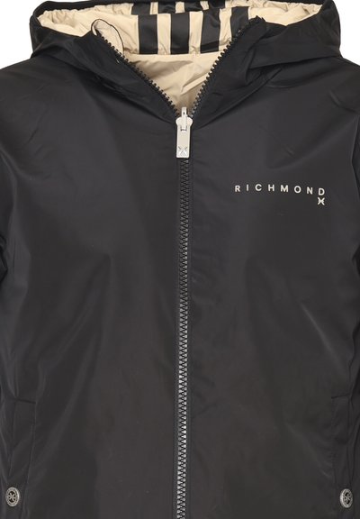 Giacca nera imbottita con chiusura a zip, foderata a strisce all'interno e dettaglio del logo. Presenta un cappuccio e bottoni a pressione in vita.