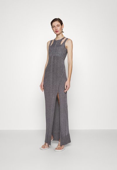 Maxi ruha texturált, fényes anyagból, illeszkedő bodiccsel, kivágott vállrészletekkel és combtól magas hasítékkal az egyik oldalon.