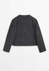 Veste texturée grise avec un design court, manches longues et détails de boutons aux poignets. Présente une ligne simple et épurée au niveau de l'encolure.