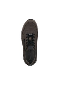 Brauner Ledersneaker mit schwarzen Schnürsenkeln, perforiertem Zehenbereich und grauer Sohle, von oben auf weißem Hintergrund gesehen.