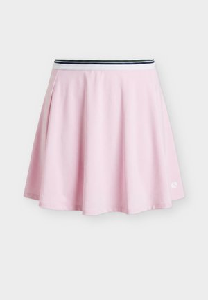 Lyserosa utsvingt skjørt med en hvit midjebånd med en mørkegrønn stripe, og en liten hvit logo nær kanten på høyre side.