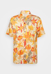 Camisetta a maniche corte in tessuto cremoso con un motivo floreale in arancione, rosso e giallo. Include una chiusura con bottoni e colletto.