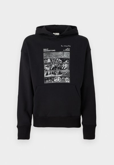 Felpa nera con cappuccio e grafica bianca frontale che mostra quattro pannelli orizzontali di scene naturali, testo "BALLY HAUSZEITUNG," e tasca a canguro.