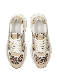 Sneaker con stampa leopardata, dettagli in suede beige e pelle. Presentano lacci bianchi, una suola texturizzata e una forma arrotondata.
