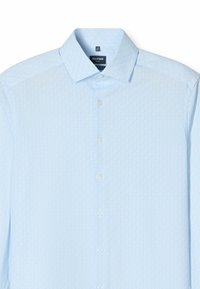 Himmelblaues Langarmhemd mit dezentem geometrischem Muster, Knopfkragen und Vorderblende mit klaren Knöpfen.