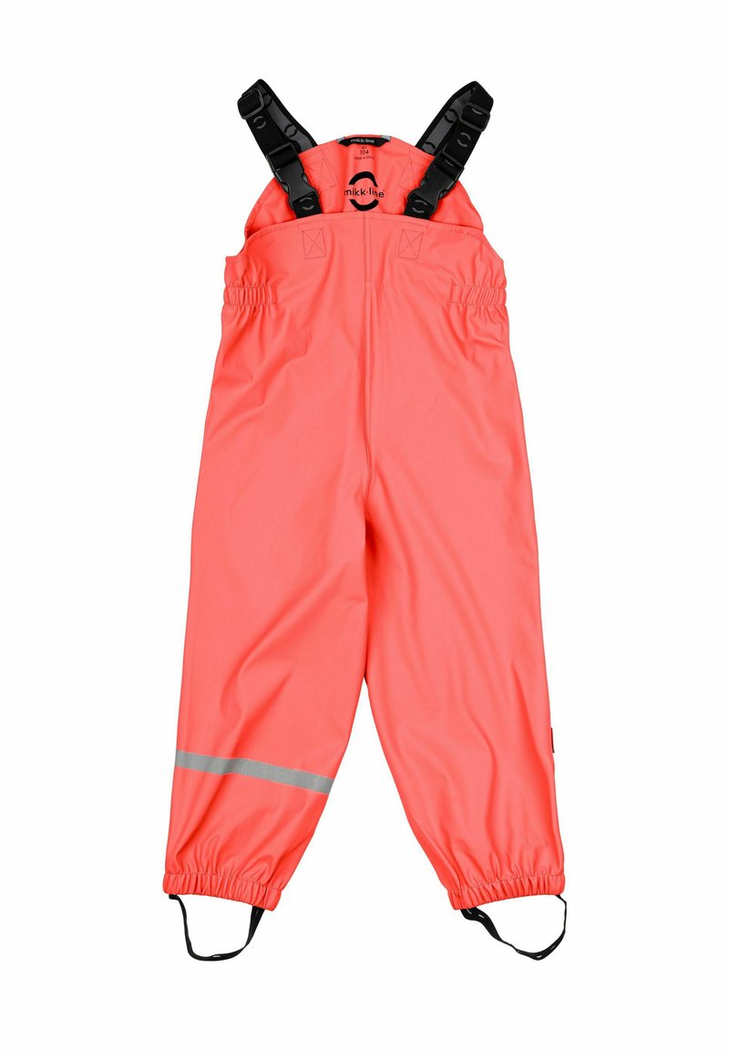 Mono impermeable naranja con tirantes negros ajustables, cinturilla elástica y franja reflectante plateada cerca de los puños. Textura suave.