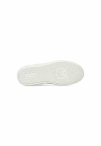 Suela de zapatilla de goma blanca con superficie texturizada, que presenta patrones geométricos y un logo en relieve. Borde liso con ligera curvatura.