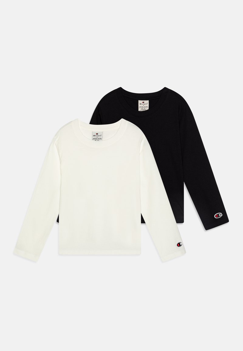 Μαύρες και λευκές βαμβακερές μπλούζες με μακρύ μανίκι, με στρογγυλές λαιμοκοπές και λογότυπα στα μανίκια, εκτεθειμένες μαζί.