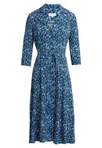 Niebieska kwiatowa sukienka typu wrap z kołnierzykiem, rękawami o długości trzech ćwiartek oraz paskiem do wiązania. Wykonana z miękkiego materiału, posiadająca zwiewną spódnicę.