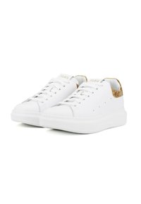 Sneakers bianchi con tomaia in pelle liscia, design con lacci e un accento dorato testurizzato sul tallone. Suola in gomma spessa con leggere perforazioni.
