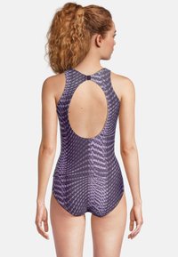 Maillot de bain violet avec un motif texturé aux nuances variées, col haut, dos ouvert et une finition lisse.