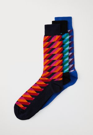 Três pares de meias: cores vibrantes com riscas diagonais em laranja, rosa e azul-marinho; textura suave; punhos canelados em cores contrastantes.