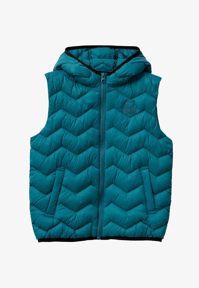 Tyrkysová péřová vesta s kapucí, s vytlačeným vzorem šikmých pruhů, zapínáním na přední zip a dvěma postranními kapsami. Černé lemování zvýrazňuje okraje.