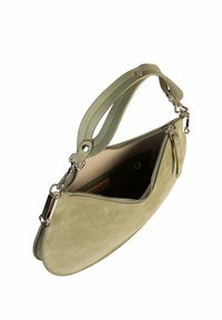 Borsa a tracolla verde in suede con forma curvata, chiusura con zip e manico corto. Interno beige che evidenzia un design compatto. Accenti in metallo argentato.