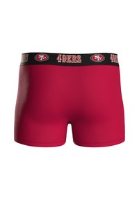Punaiset boksershortsit, joissa on musta vyötärönauha ja "49ERS"-logo sekä tunnus. Sileä pinta, istuva malli, reiden keskikorkuinen pituus.