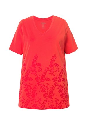 Červené bavlněné tričko s krátkým rukávem a výstřihem do V, na spodní části zdobené květinovým gradientem ve tmavších odstínech červené.