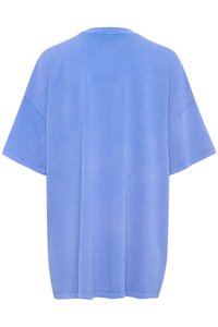 Lyseblå oversized t-skjorte med korte ermer, rund hals og myk, teksturert stoff. Rent design uten synlige mønstre eller aksenter.