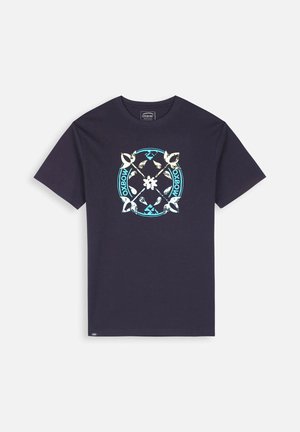 T-shirt en coton bleu marine avec un design graphique circulaire comportant des accents bleu clair et crème, incluant des formes stylisées et du texte.