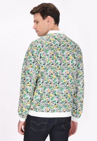 Fleece sweatshirt met een levendige dieren- en loofprint, lichtgewicht, met ribbelmanchetten en -zoom, en een witte kraag.