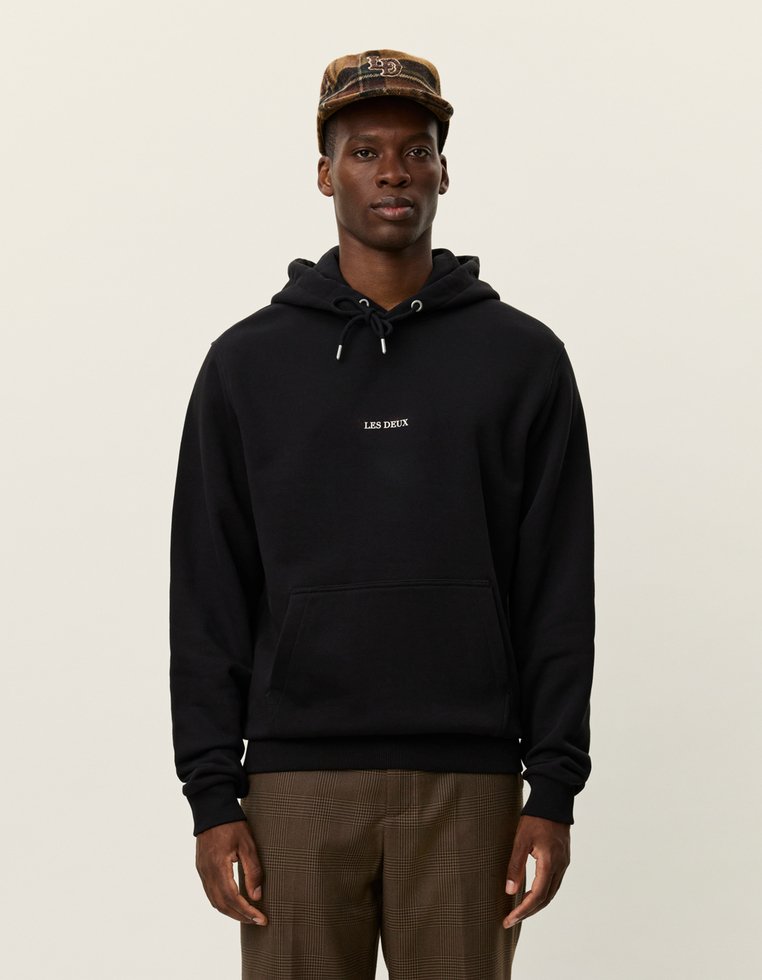 Felpa con cappuccio nera, dotata di tasca frontale a marsupio e coulisse; presenta il logo "LES DEUX" in testo bianco sul petto.