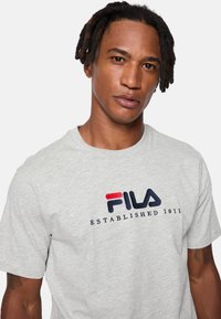 Fila BEDBURG - Camiseta estampada - light grey melange