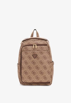 Braun gemusterter Rucksack mit strukturierter Oberfläche, goldfarbenen Beschlägen, Reißverschlussverschlüssen und einem Logoabzeichen auf der Vorderseite. Zwei Schultergurte.