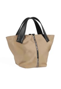 Tan stof tote bag med sorte læderhåndtag, der har en central lynlås og en hvid branding-stribe med teksten "ALEXANDER SMITH".