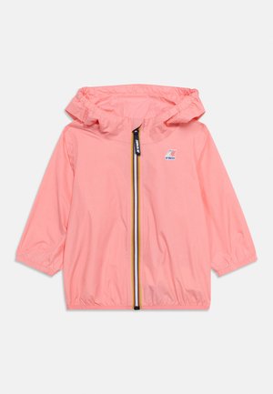 Giacca a pioggia per bambini color rosa chiaro con cappuccio, cerniera frontale e polsini elasticizzati, con un piccolo logo K-Way sul petto.