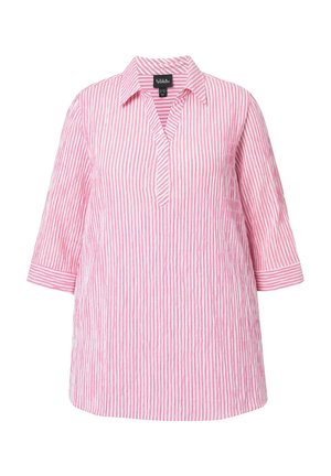 Roze-witte tuniek met verticale strepen, 3/4 mouwen, open V-hals en kraag, op een effen achtergrond.