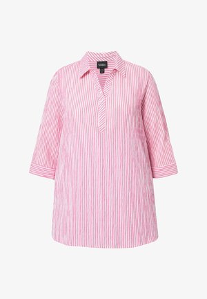 Vaaleanpunavalkoinen pystyraitainen tunika, jossa on 3/4-hihat, avoin V-pääntie ja kaulus yksivärisellä taustalla.