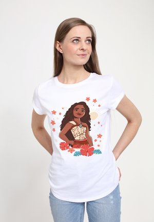 Weißes T-Shirt mit einem bunten Grafikdesign eines Mädchens, das mit floralen Mustern geschmückt ist und von Blumen und Sonnelementen umgeben wird.