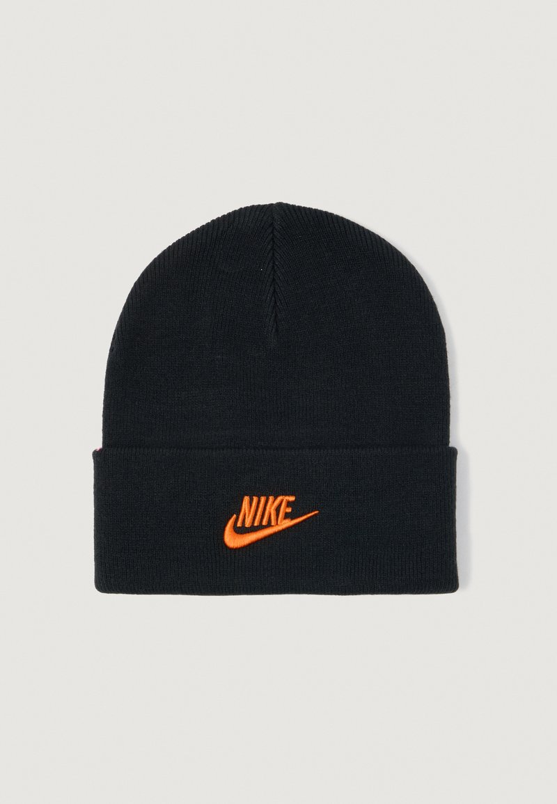 Gorro de malha preto com aba dobrada; apresenta um logótipo da Nike bordado em laranja. Textura suave, topo arredondado, sem padrões visíveis.