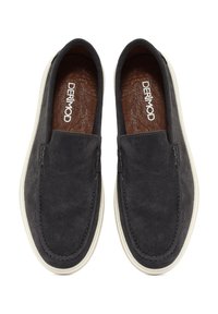 Zapatos sin cordones de ante oscuro con punta redonda, suela de goma blanca en contraste y plantilla texturizada marrón que presenta el nombre de la marca, "DERIMOD."